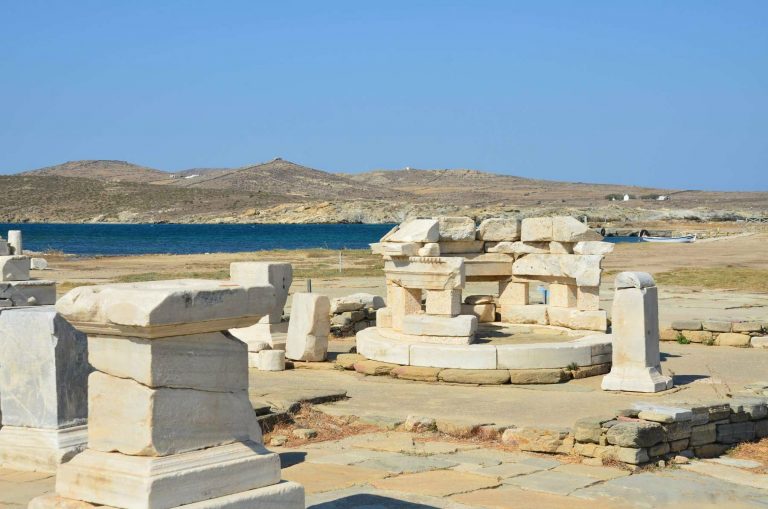 المسرح و بيوت ديونيسوس في جزيرة ديلوس اليونانية