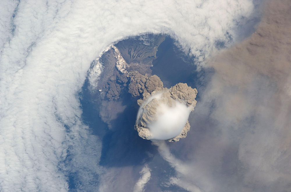 لحظة ثوران بركان ساريتشيف في روسيا