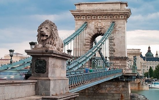 جسر التشين المعلق يربط بين شقي مدينة بودابست