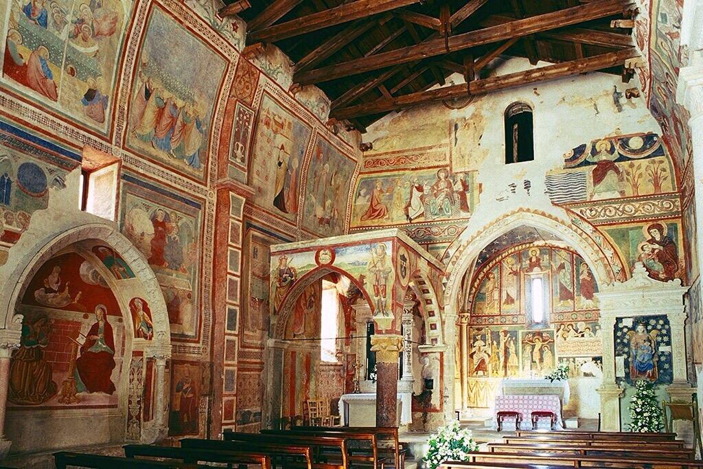 قبو القديسة ماريا في لاكويلا الإيطالية