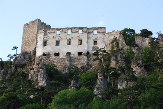 قلعة روخونيك في مدينة بادن النمساوية