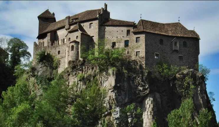 قلعة رونكولو في بولزانو الإيطالية