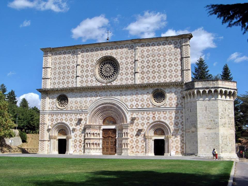 كنيسة سانتا ماريا في لاكويلا الإيطالية