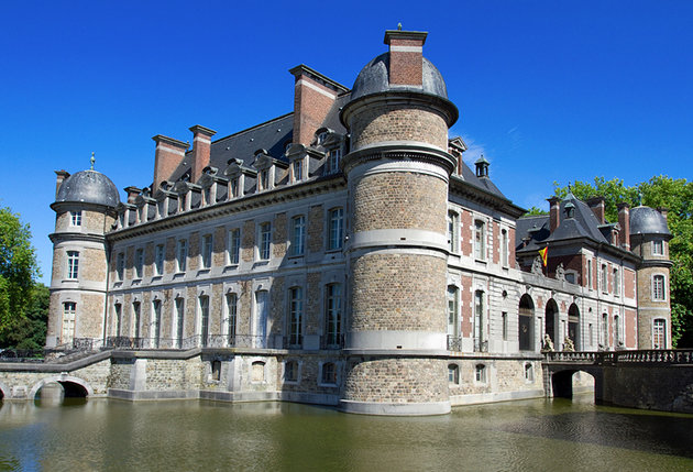 قلعة بيلويل في مدينة مونس البلجيكية
