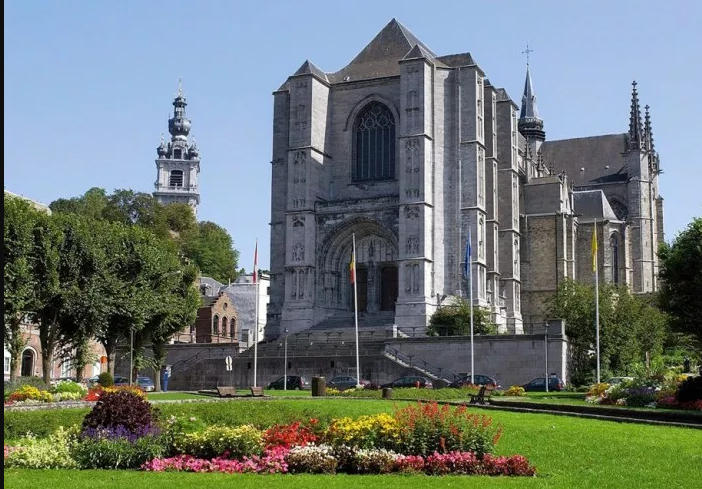 كنيسة سانت وودرو في مدينة مونس البلجيكية