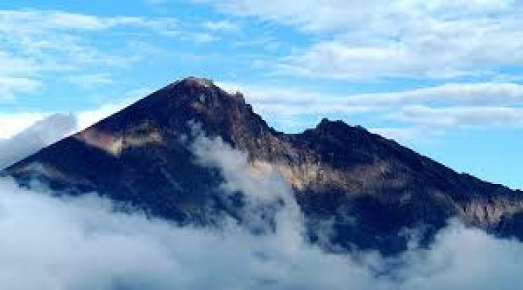 جبل رينجاني في إندونيسيا