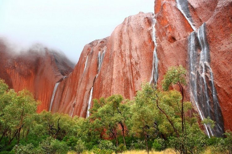 صخور أولورو في أستراليا