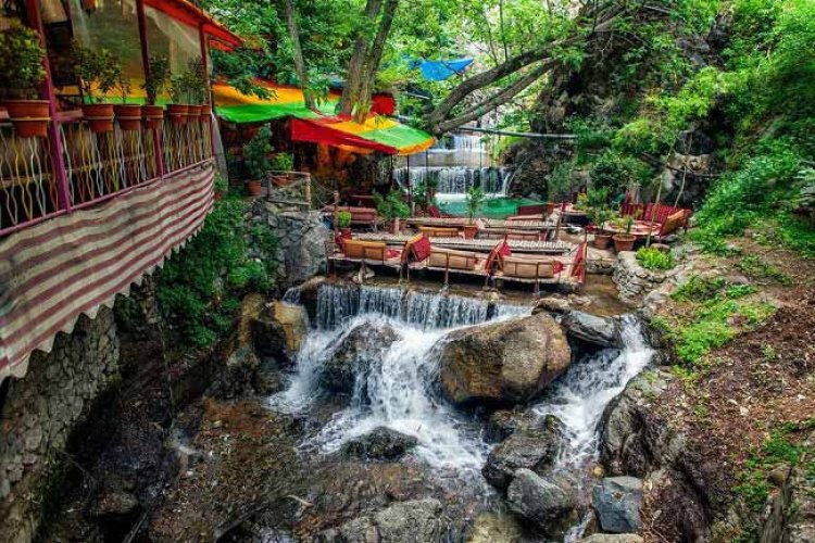 المياه تتخلل الصخور في متنزه جمشيدية بطهران
