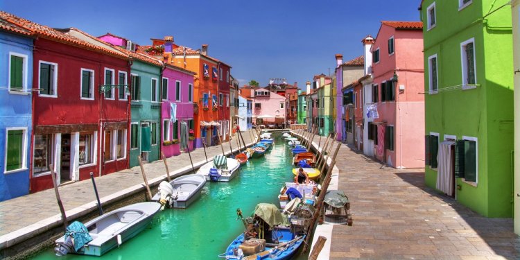بروانو جزيرة الألوان في إيطاليا
