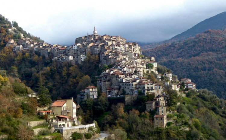 تريورا قرية الساحرات الإيطالية