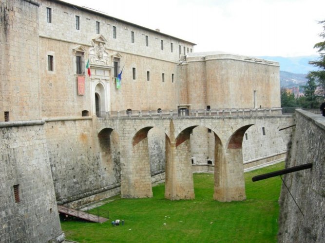 قلعة لاكويلا في مقاطعة لاكويلا إيطاليا