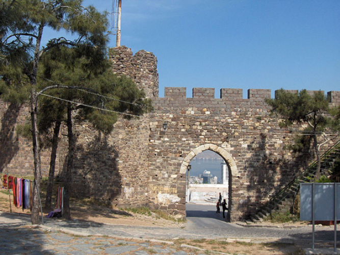 قلعة كاديفيكالي في مدينة إزمير التركية