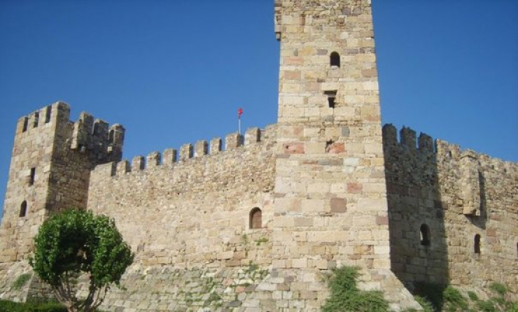 قلعة كاديفيكالي في مدينة إزمير