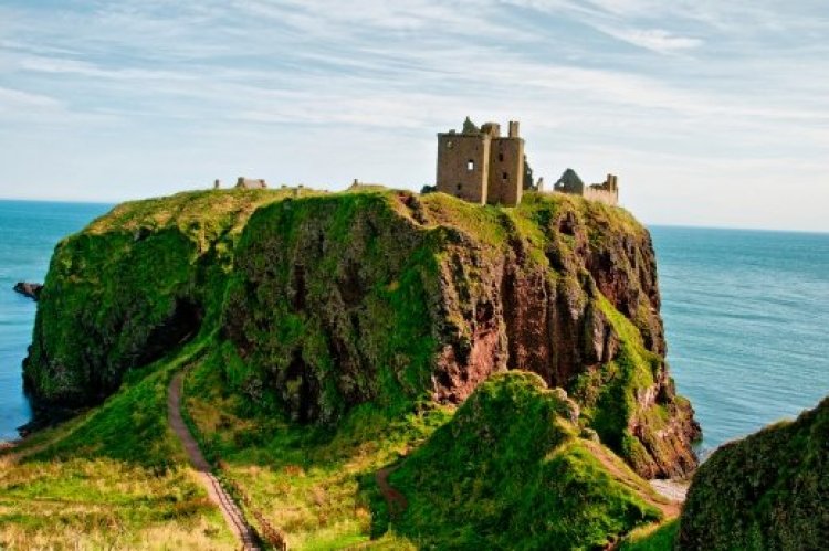 قلعة دونوتار بمدينة أبردين في اسكتلندا