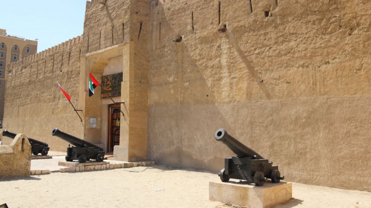 مدافع على مدخل متحف دبي “حصن الفهيدي”