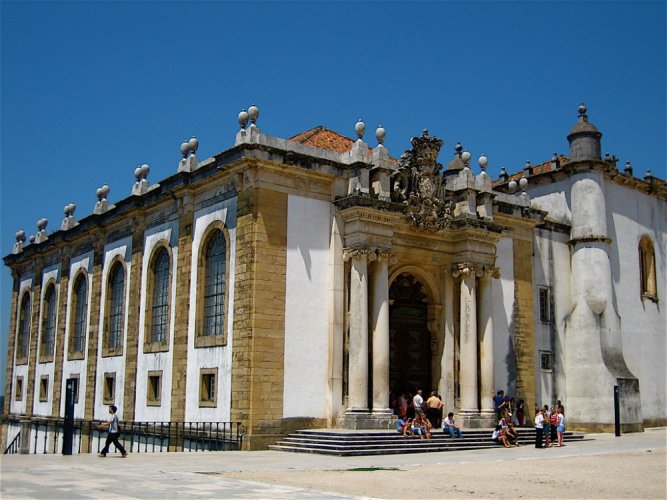 مكتبة الباروك في مدينة كويمبرا البرتغال