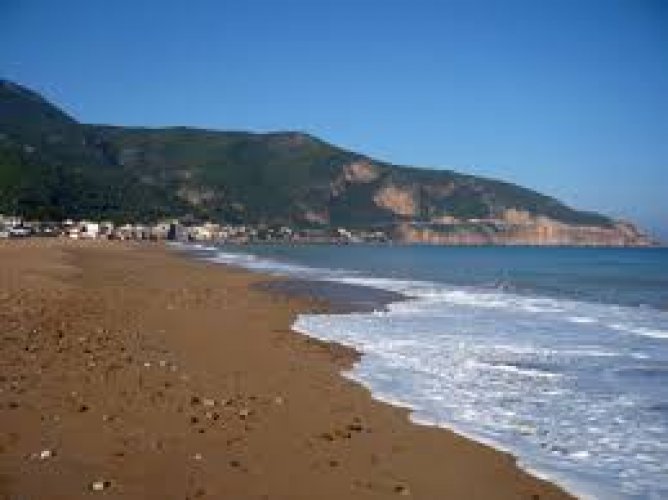 شاطئ الشنوة في تيبازة بالجزائر