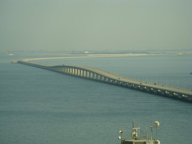 جسر الملك فهد الذي يربط بين السعودية والبحرين