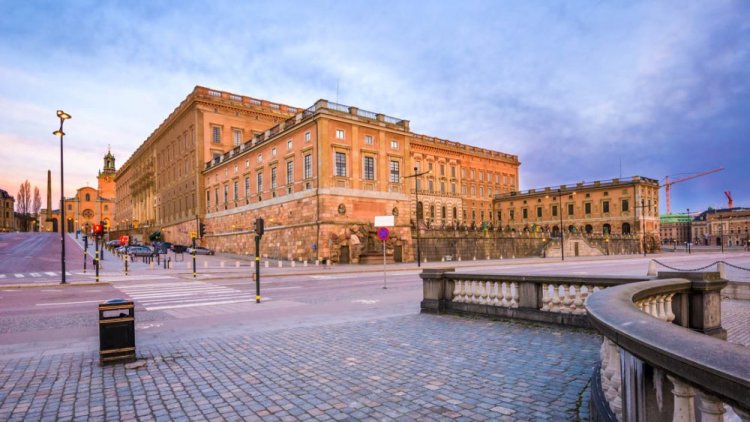قصر دروتنينغهولم في السويد
