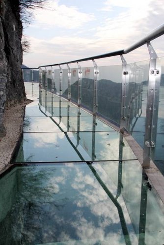الممرات الزجاجية الجديدة في منطقة جبال تيان منشان 
