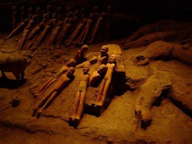 التماثيل الفخارية في مقبرة هاينانغ