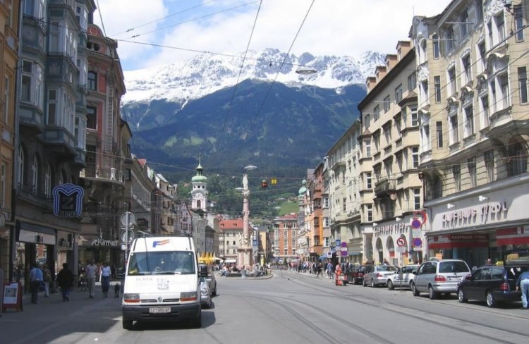 مشهد للجبال التي تقع في انسبروك بالنمسا 