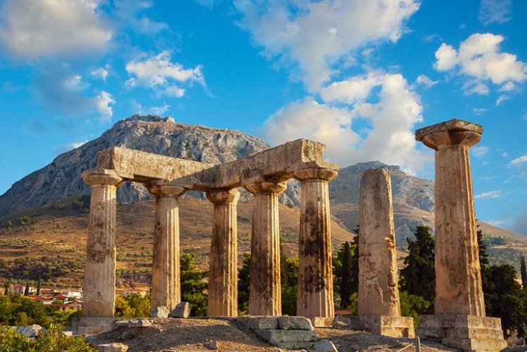 معبد أبولو في مدينة كورنث اليونان