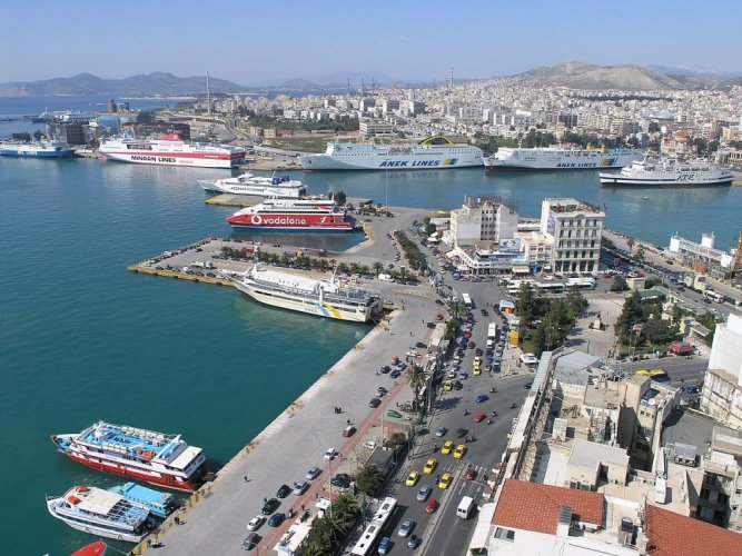 ميناء مدينة بيرايوس اليونان