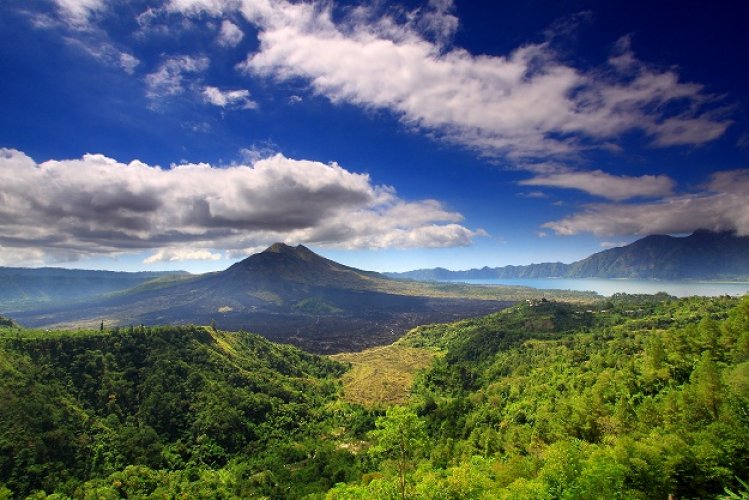 جبل أغونغ في اندونيسيا