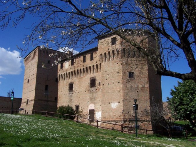 قلعة روكا مالاتستيانا في مدينة تشيزينا