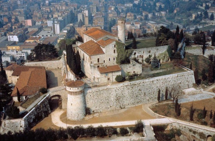 قلعة بريشا إيطاليا