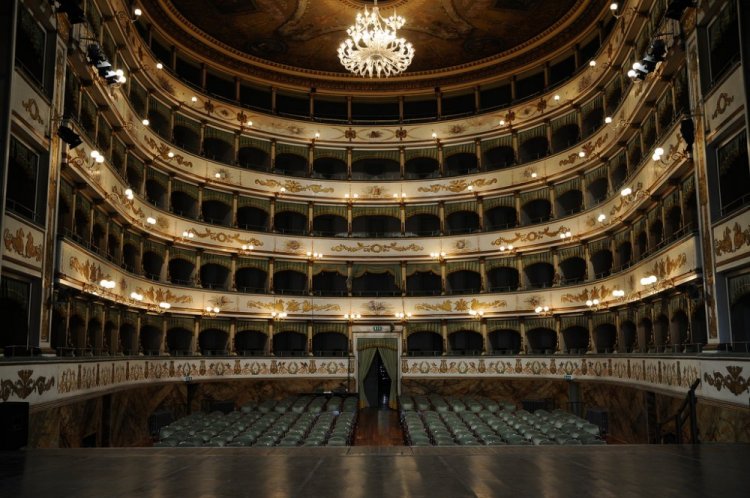 مسرح أليساندرو بونسي في مدينة تشيزينا