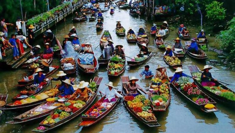 السوق العائم في مدينة بتايا تايلاند