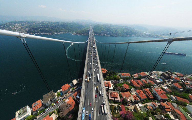 جسر السلطان محمد الفاتح في اسطنبول 