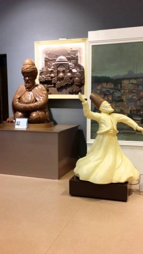نماذج الشخصيات التركية المصنوعة بالشوكولاتة بالمتحف