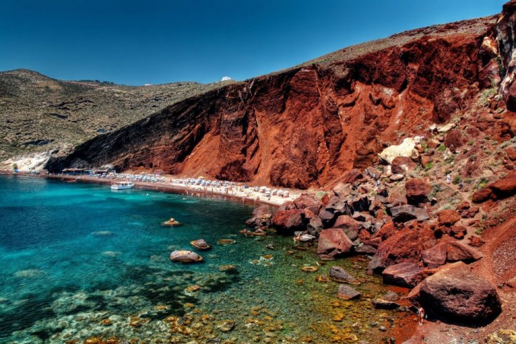 الشاطئ الأحمر في اليونان