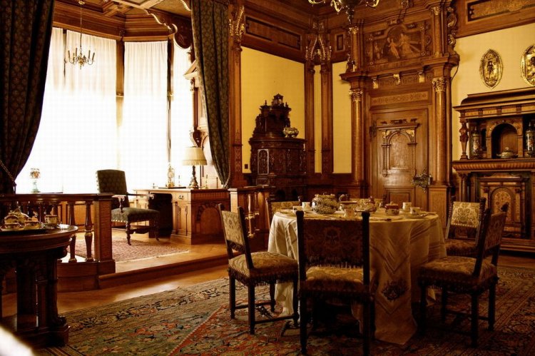 من داخل قصر بيليش في رومانيا