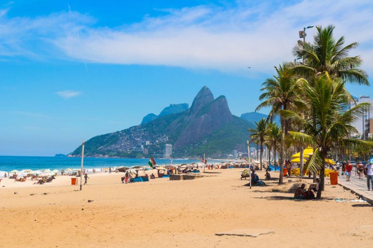 شاطئ ايبانيما “Ipanema Beach” في ريو دي جانيرو