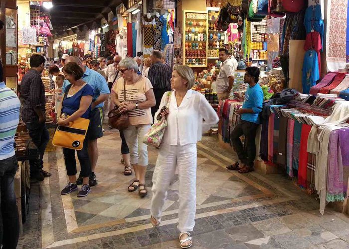 السياح في سوق المطرح