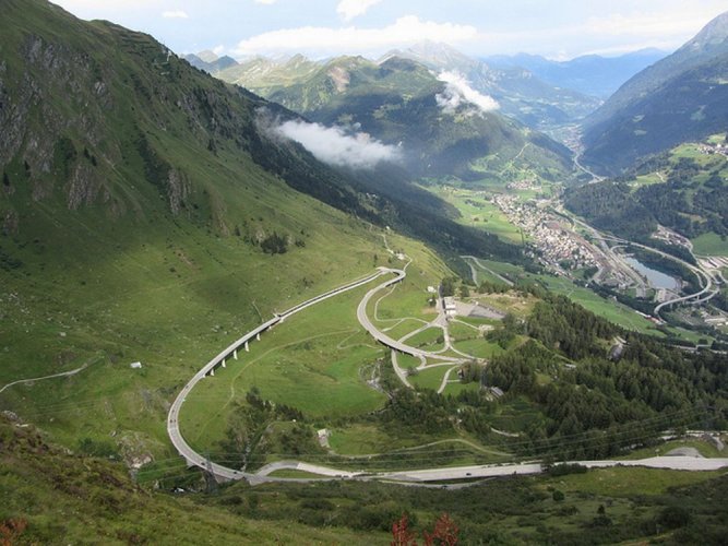 جبال غوتهارد باس في سويسرا