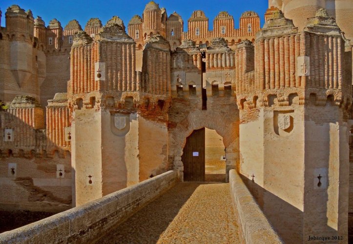 مدخل قلعة الكوكا في اسبانيا 