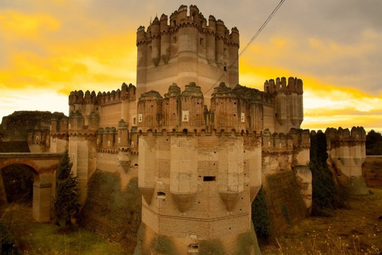 قلعة الكوكا ومشهد الغروب في اسبانيا 