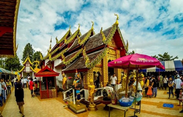 السياح في معبد الجبل الذهبي