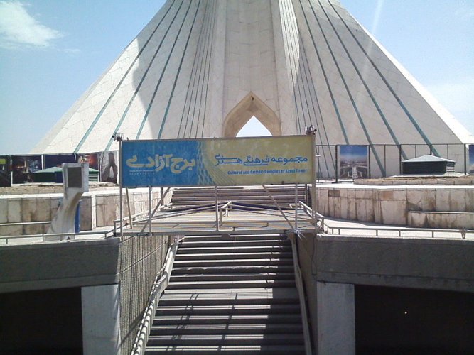 برج آزادي عملا معماريا رائعا في طهران إيران