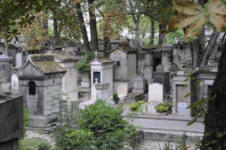 مقبرة بير لاشيز في مدينة باريس