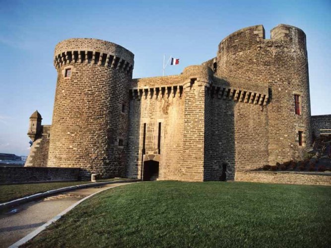 القلعة التي يقع بها المتحف البحري