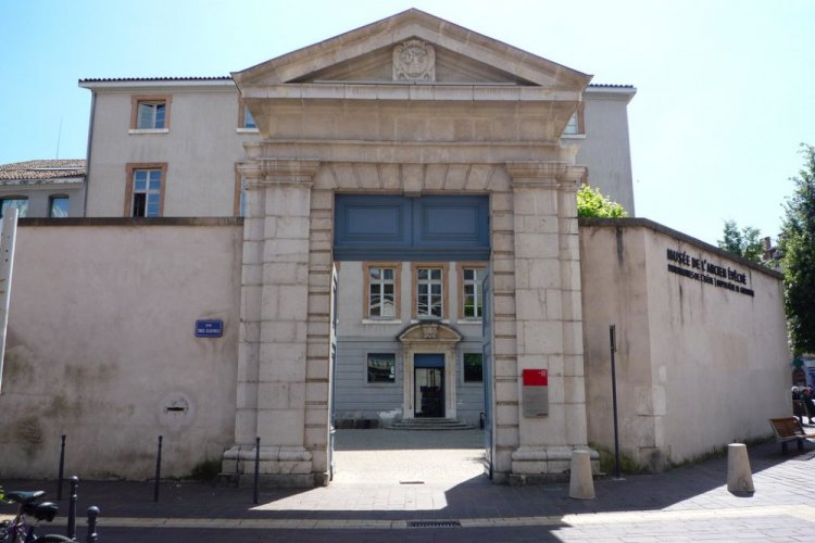 متحف-Évêché