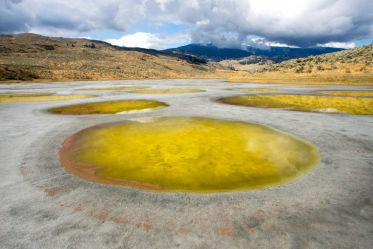 بقعة صفراء تكونت علي سطح البحيرة نتيجة لتبخر المياة وتفاعل المعادن 