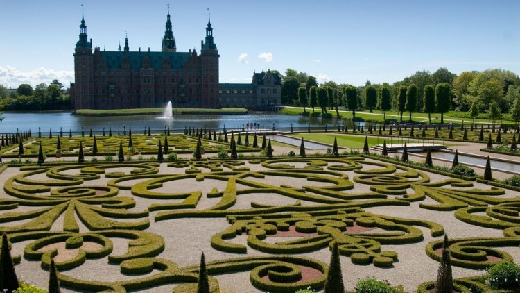 قصر وحدائق فردريكسبورج في الدنماراك