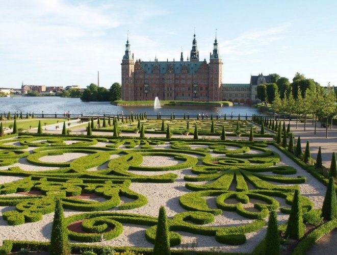 قصر وحدائق فردريكسبورج في الدنماراك